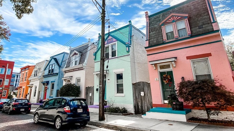 A row of colorful houses line a street in cincinatti