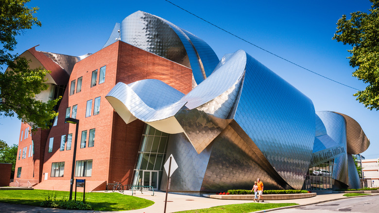 Couple walking past the Frank Gehry designed Peter B. Lewis Building in University Circle, Cleveland