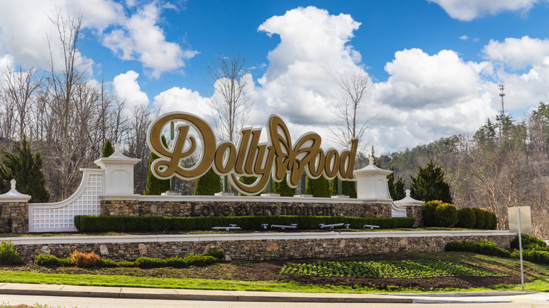 dollywood sign in pigeon forge tennessee