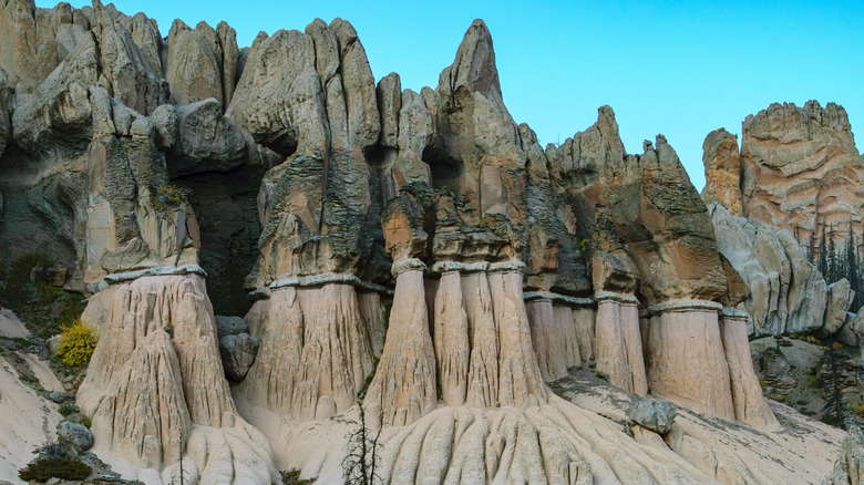 Jagged mountains rise to the sky in the Wheeler Geologic Area
