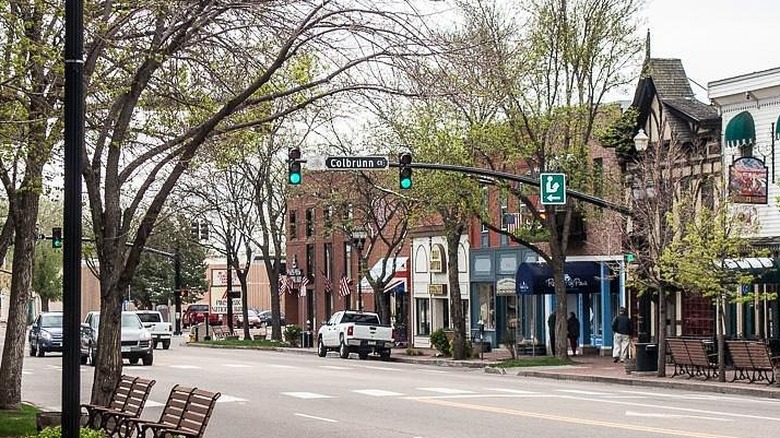A small intersection with a traffic light in the Old Colorado Historic Shopping District on an overcast day
