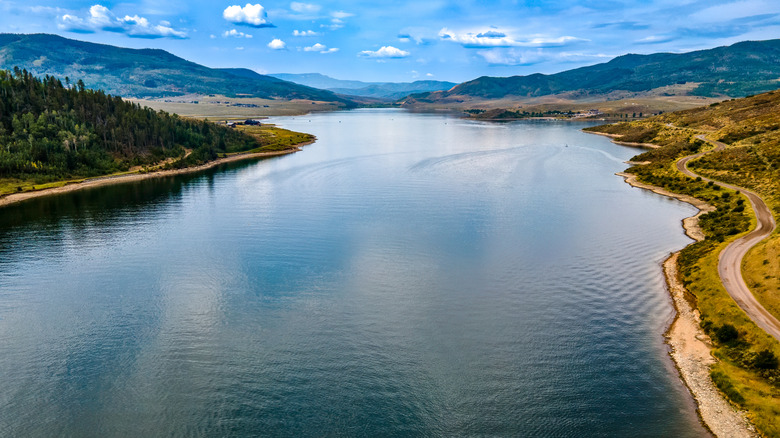 Lake and mountains in Stagecoach State Park