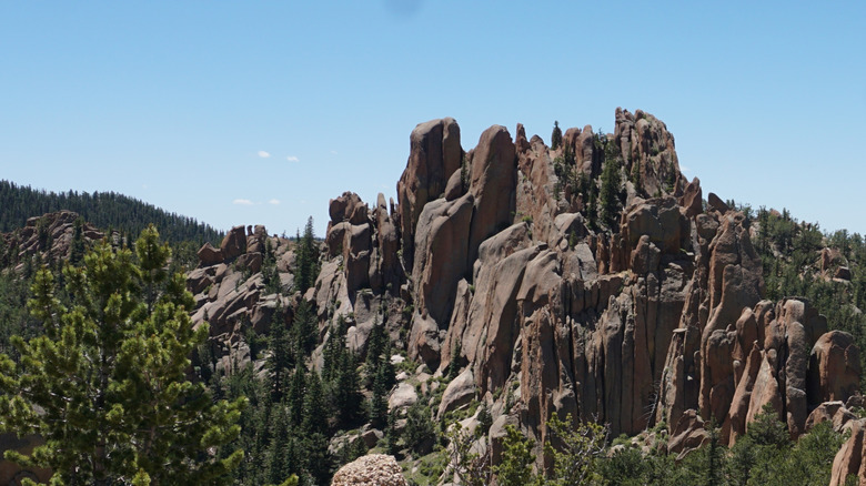 A series of cliffs on the hiking route up Raspberry Mountain