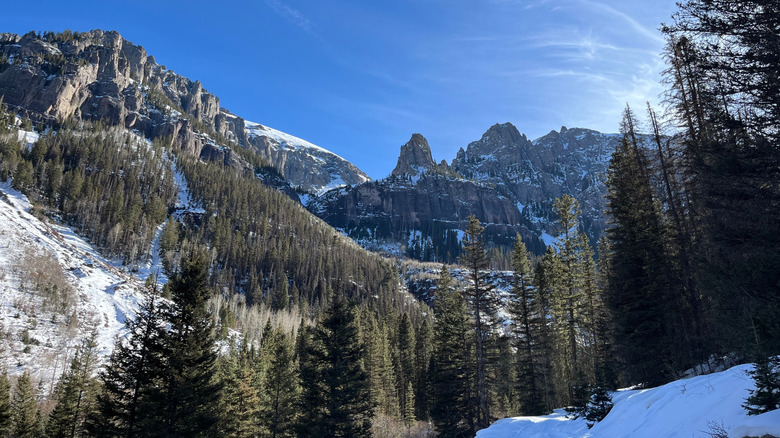 Snowy rocky mountain views on Bear Creek Fall trail
