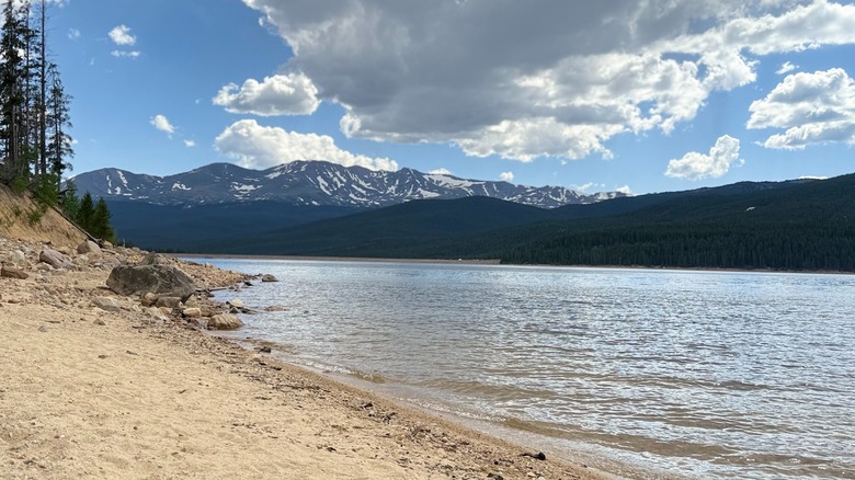 Shore of Torquoise Lake with mountains in the background