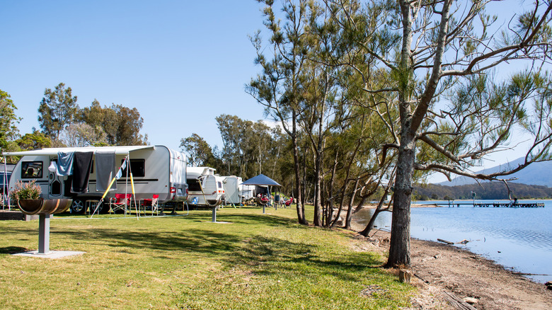 peaceful campgrounds besides a lake