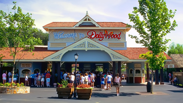 Visitors in front of Dollywood entrance on a sunny day