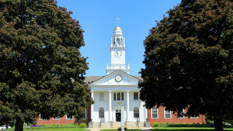 Image of a white monument in Stratford in Connecticut