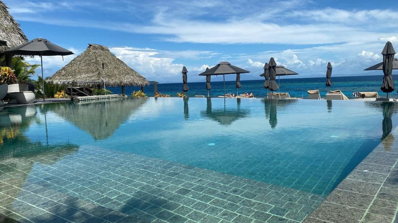 Infinity pool at Matamanoa Island