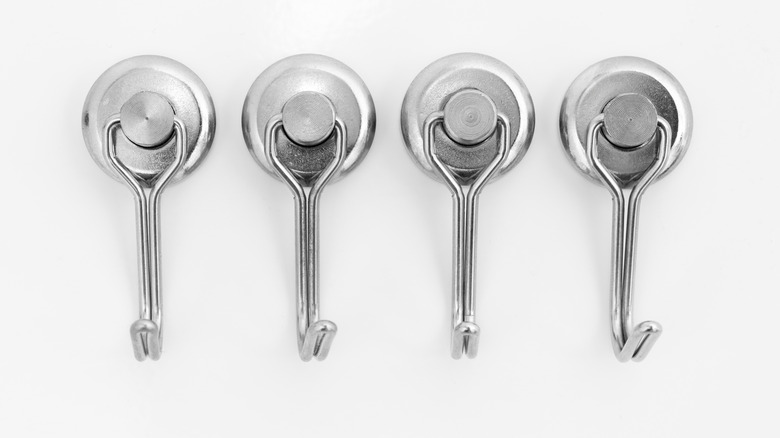 Magnetic hooks in a row