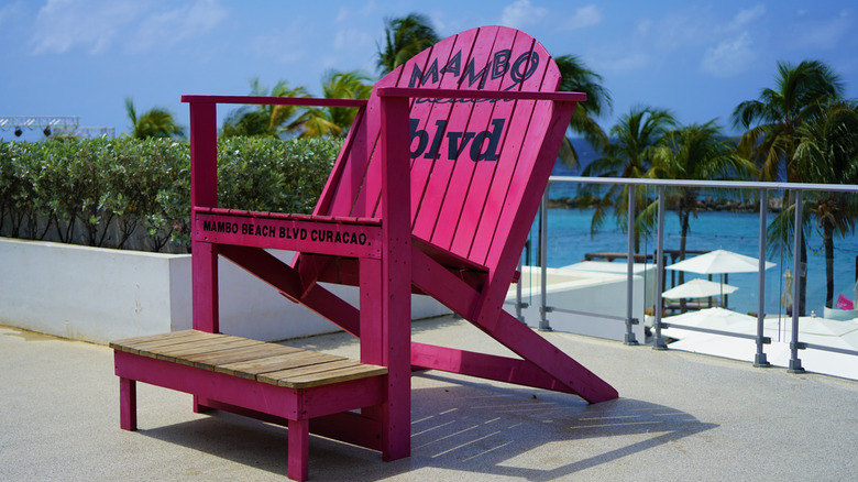 A large pink chair on Mambo Beach Boulevard, Curaçao