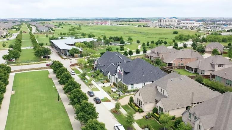 Aerial view of houses and green space in Prosper