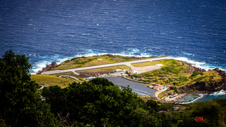Juancho E Yrausquin Airport on the edge of Saba island