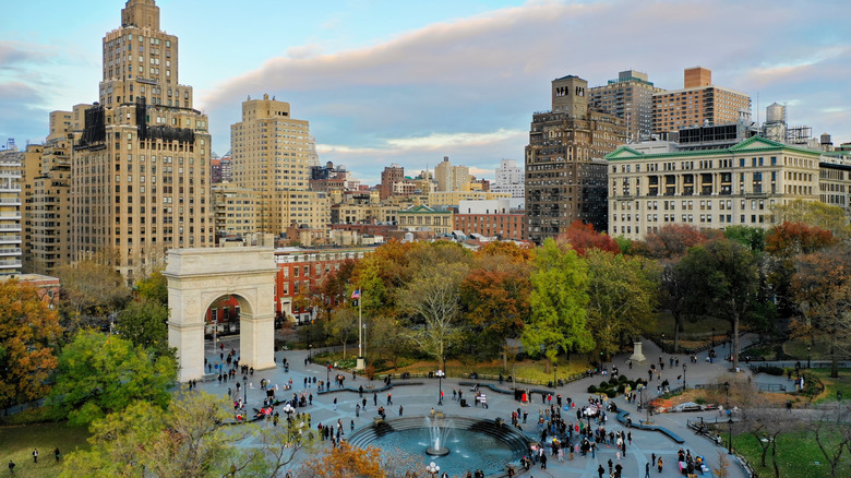 Washington Park fountain and triumphal arch against city skyline