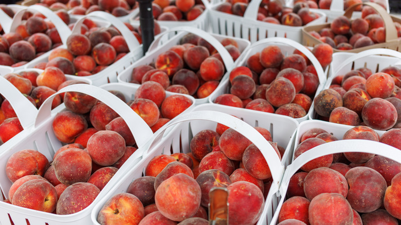 Fresh peaches at the farmer's market
