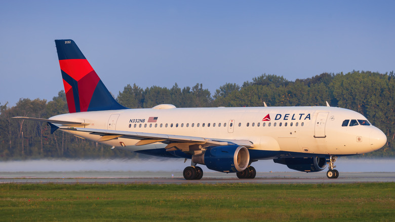 A Delta plane on a runway