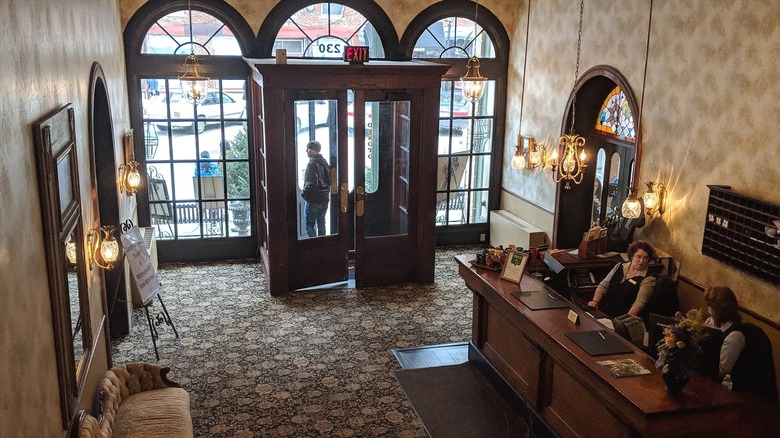 The lobby of DeSoto House Hotel