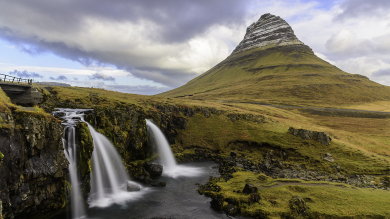 Peak and waterfalls of Kirjkjufell