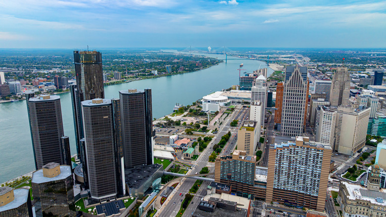 An aerial view of the Detroit RiverWalk along the Detroit River