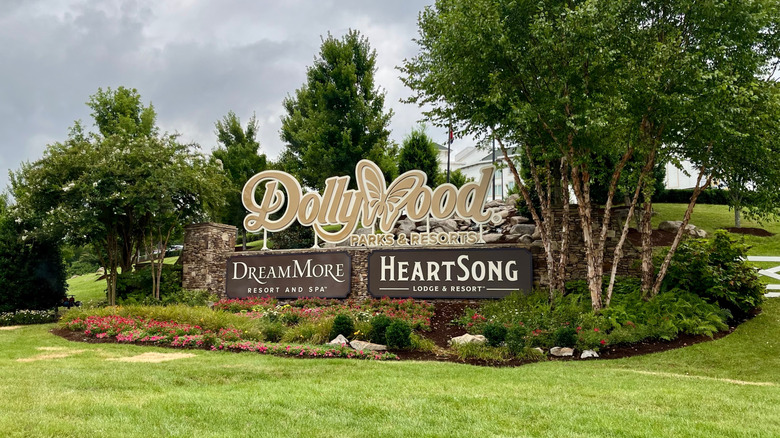 The sign for Dollywood Resorts in Pigeon Forge, Tennessee