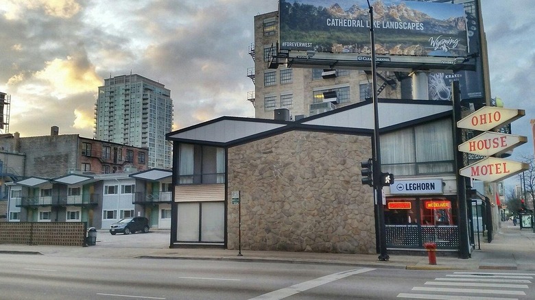 exterior view of Ohio House Motel with crosswalk and motel sign