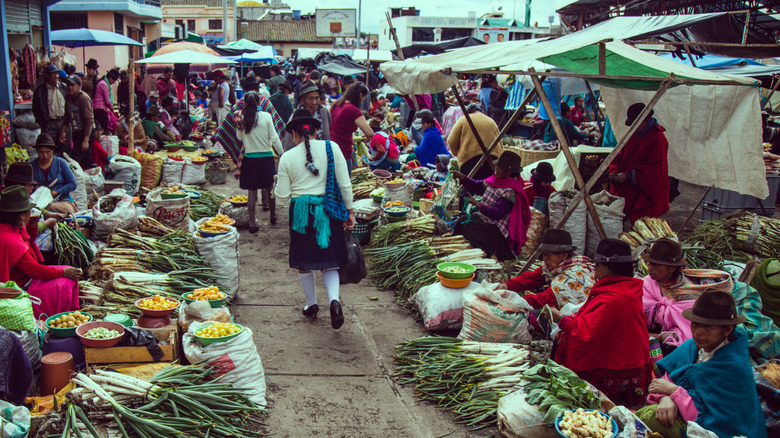 The Thursday market at Saquasili