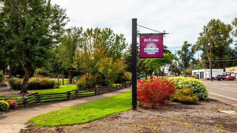 Sign in a park welcoming visitors to Oregon City, Oregon