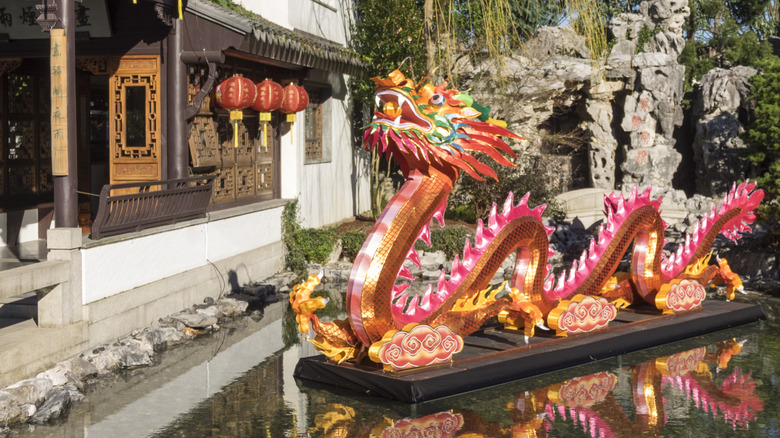 Lanterns and dragon sculpture at Lan Su