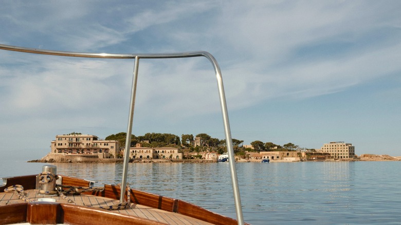 Boat arriving to Zannier Ile de Bendor