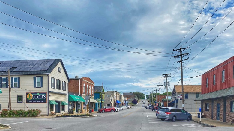 Downtown street in Eureka, Missouri, with a restaurant and pub