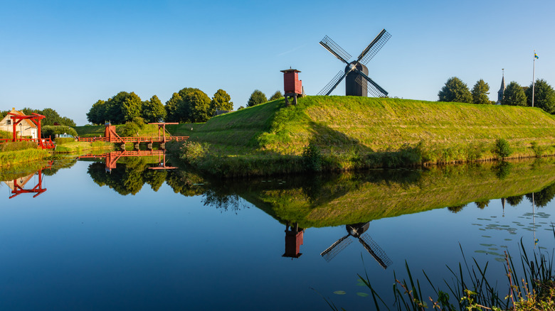 A windmill peering over a canal in Bourtange