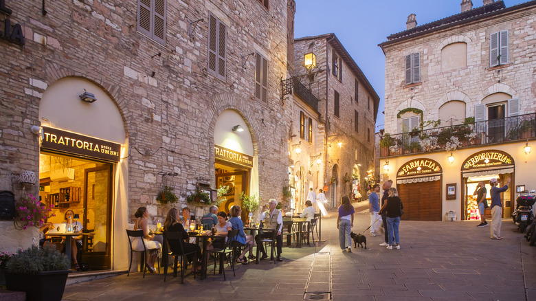 People eating in trattorias in the streets of Assisi