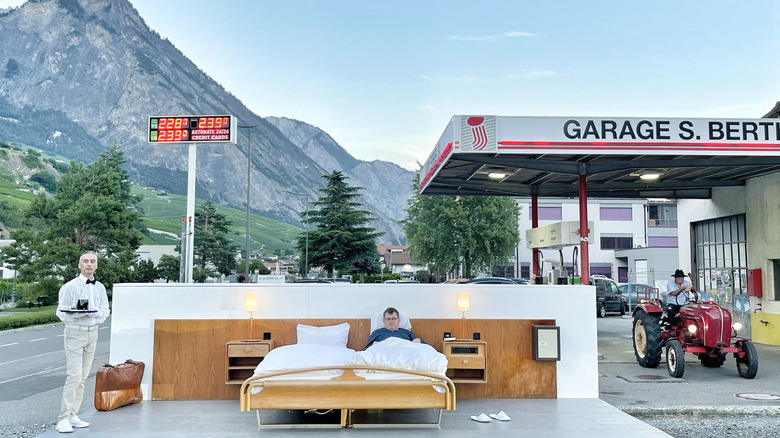 Null Stern suite Anti-idyllic located in a gas station