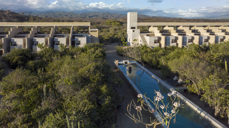 Hotel Terrestre building and pool
