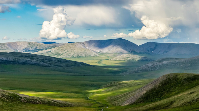 the vast open spaces and mountains of Vuntut National Park