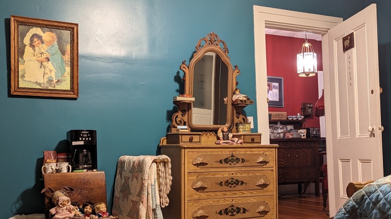 Decor and furnishings of the Angora Room at the Fainting Goat Island Inn