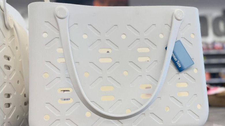 ﻿Beach bag in store at Five Below