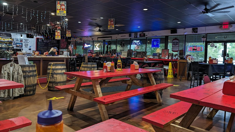 The interior of Smokin' This and That BBQ in Florence, Kentucky