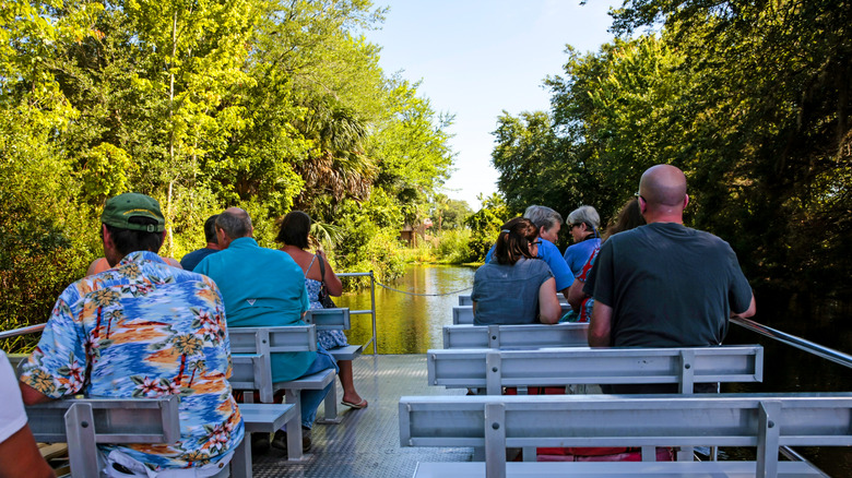 People on a boat tour in Homosassa Springs