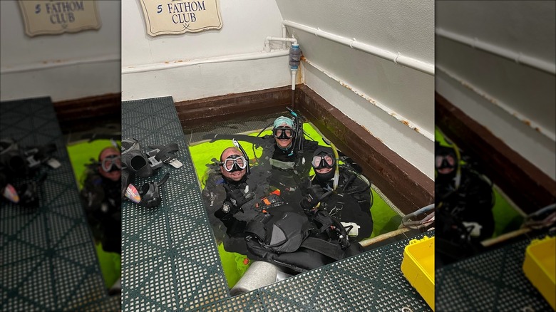 Guests arriving at Jules' Undersea Lodge
