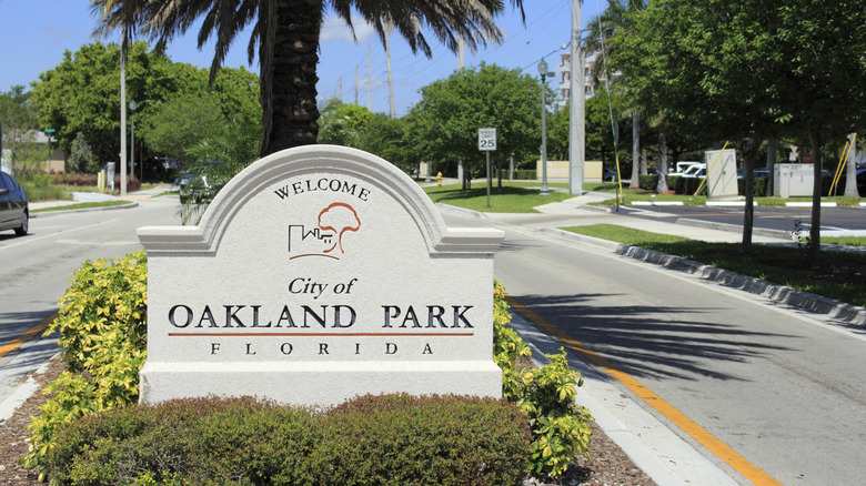 The city limits sign of Oakland Park