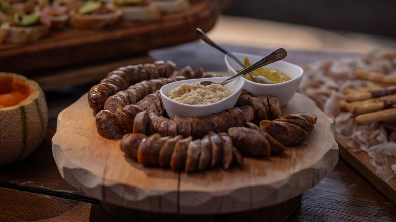 kransjka klobasa cut on plate