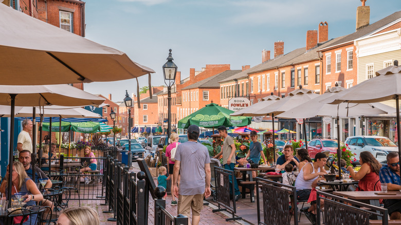 Outdoor dining in front of brick buildings in Newburyport