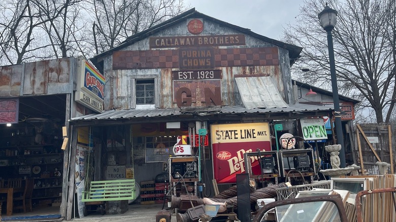 The storefront of Cotton Gin Antiques, one of Ringgold, Georgia's many antique and vintage stores