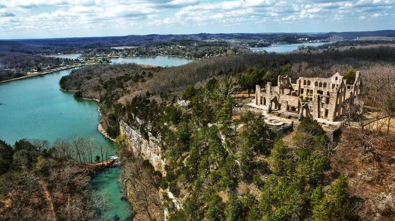 Castle at Ha Ha Tonka State Park overlooking a lake in Missouri