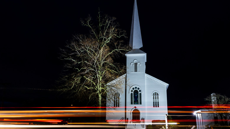 Barrington Congregational Church in Barrington, Rhode Island at night