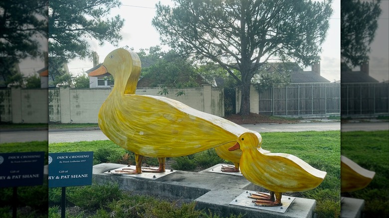 Sculpture of yellow ducks in Kenner, Louisiana