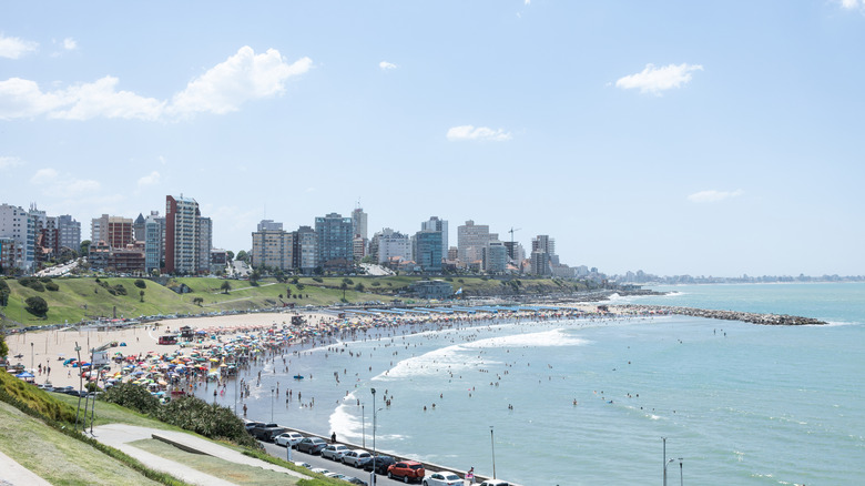 Άνθρωποι που απολαμβάνουν τη θάλασσα στο Playa Varese στη Μαρ ντελ Πλάτα, Αργεντινή