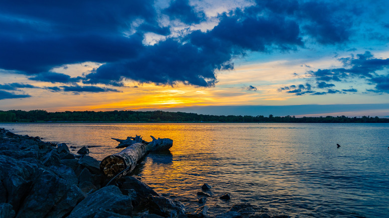 View of the lake in Alum Creek State Park in Ohio during sunset