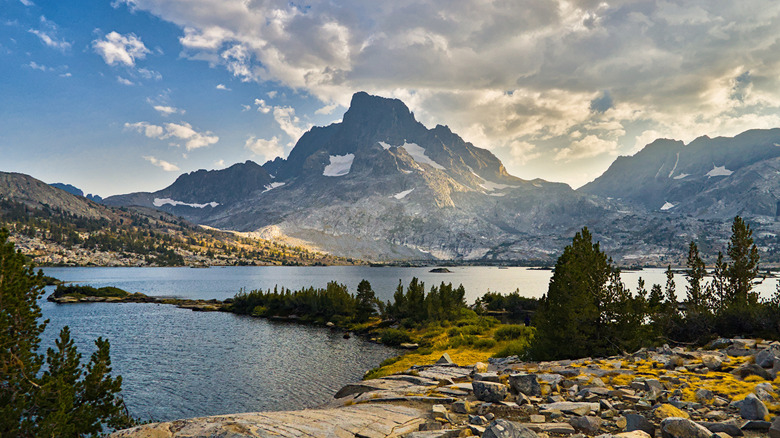 Mountain peaks and trees along the shoreline of Thousand Island Lake in California